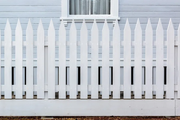Beyaz ahşap ülke stil çit — Stok fotoğraf