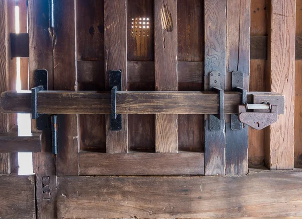 Деревянный ключ от тюрьмы, замок ворот — стоковое фото