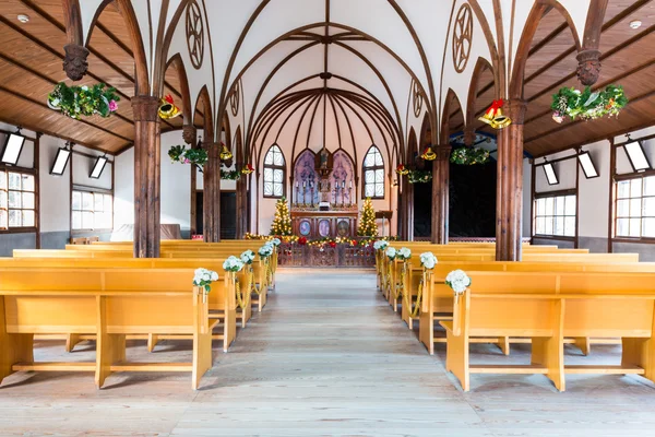 Templom belső üres, fából készült padok. — Stock Fotó