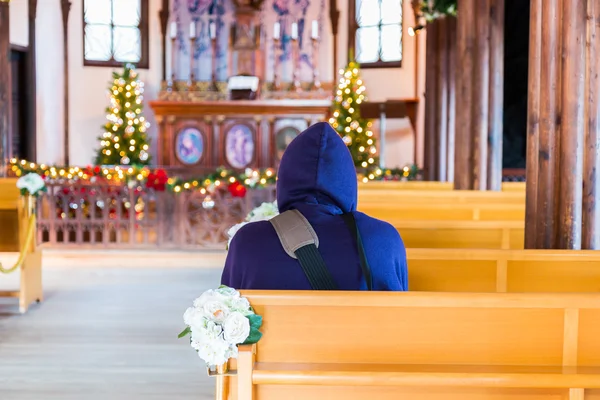 Hommes à l'intérieur de l'église priant . — Photo