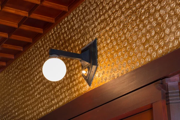 Lampa ljus på väggen rummet. — Stockfoto