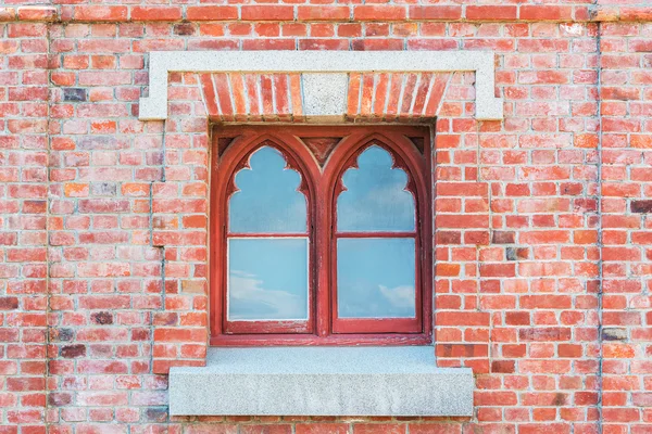 Старая красная кирпичная стена с окном. — стоковое фото