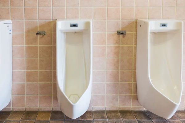 Urinoarer i en gammal byggnad för män — Stockfoto