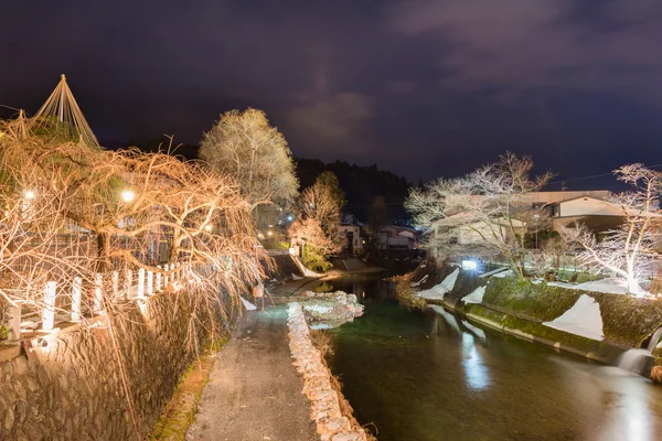 Пейзаж в старом городе Такаяма в ночное время . — стоковое фото