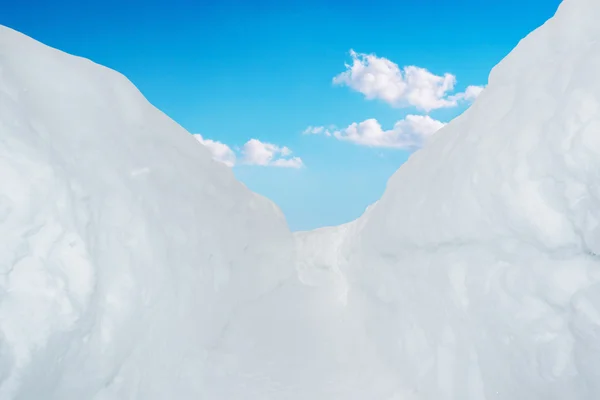 Bela parede de neve e passarela com céu azul brilhante . — Fotografia de Stock