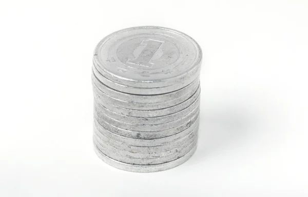 Hög med 1 yen mynt japanska pengar på vit bakgrund. — Stockfoto