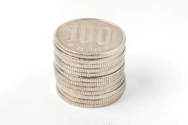 Hög med 100 yen mynt japanska pengar på vit bakgrund. — Stockfoto