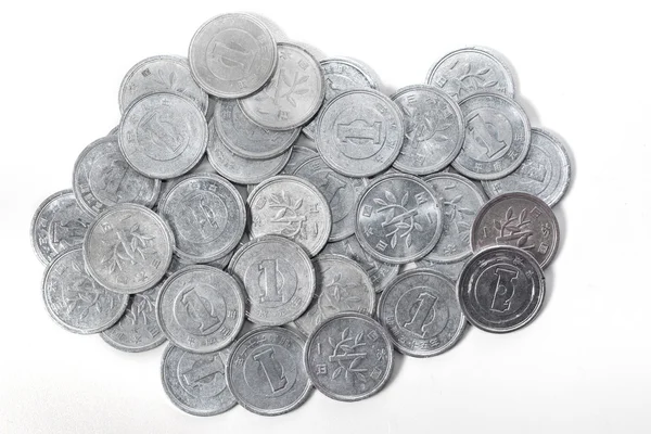 Σωρός από 1 γιεν κέρματα ιαπωνική χρήματα σε άσπρο φόντο. — Φωτογραφία Αρχείου