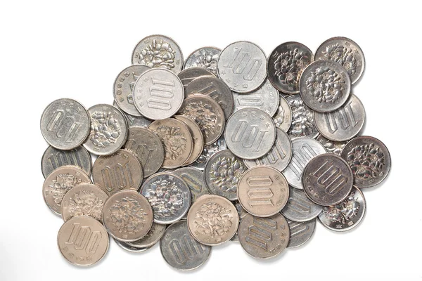 Σωρός από 100 γιεν κέρματα ιαπωνική χρήματα σε άσπρο φόντο. — Φωτογραφία Αρχείου