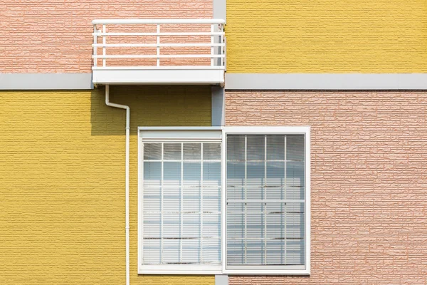 Wohngestaltung im Außenbereich durch Wand und Fenster — Stockfoto