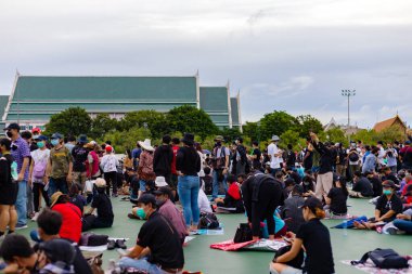 Bangkok, Tayland - 19 Eylül 2020: Bangkok 'ta hükümet karşıtı protestolar, binlerce kişi Sanam-Luang' daki siyasi sistem reformunu protesto etti.