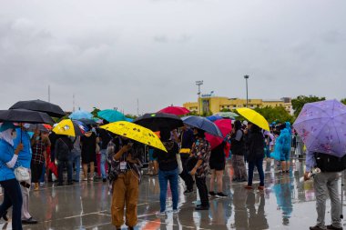 Bangkok, Tayland - 20 Haziran 2020: Bangkok 'ta hükümet karşıtı protesto, binlerce kişi Sanam-Luang' daki siyasi sistem reformunu protesto etti.