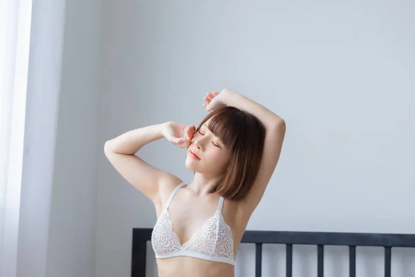 Yatak Odasında Seksi Bikini Giyen Asyalı Genç Bir Kadın Portresi — Stok fotoğraf