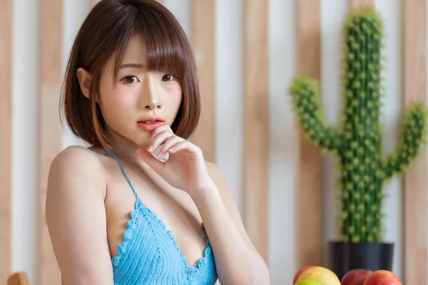 Ritratto Giovane Asiatica Piuttosto Sexy Che Indossa Bikini Blu Nella — Foto Stock