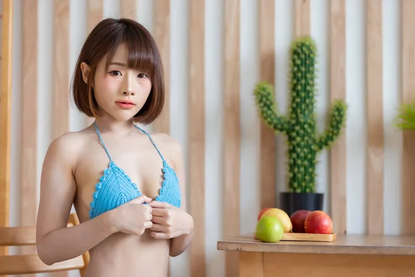 Ritratto Giovane Asiatica Piuttosto Sexy Che Indossa Bikini Blu Nella — Foto Stock