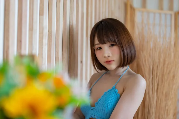 Portret Van Een Jonge Sexy Aziatische Vrouw Met Blauwe Bikini — Stockfoto