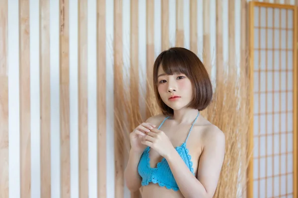 Portret Van Een Jonge Sexy Aziatische Vrouw Met Blauwe Bikini — Stockfoto