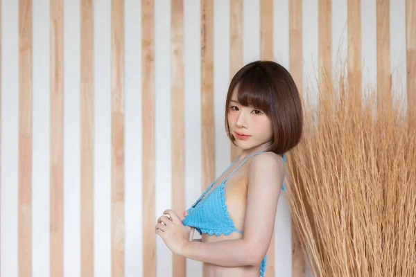 Egy Fiatal Szexi Ázsiai Portréja Kék Bikiniben Szobájában Szexi Lány — Stock Fotó