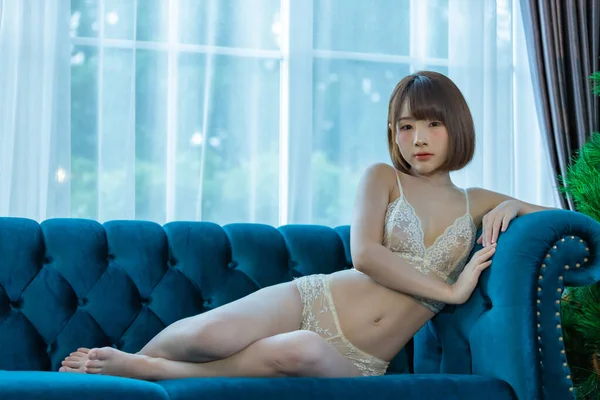 Retrato Una Joven Mujer Asiática Bastante Sexy Con Bikini Blanco —  Fotos de Stock