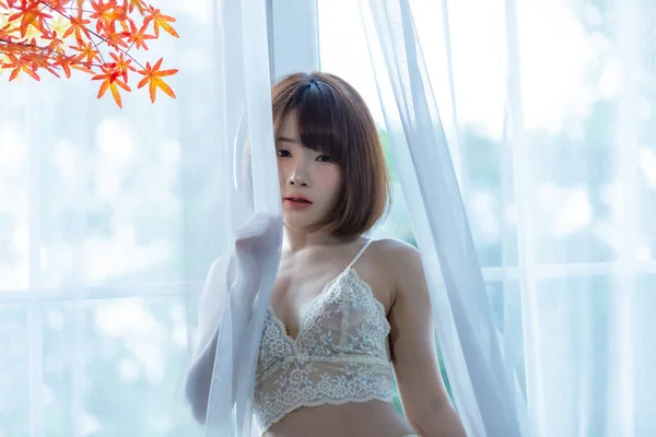 Portret Van Een Jonge Sexy Aziatische Vrouw Met Witte Bikini — Stockfoto