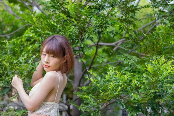 Retrato Jovem Mulher Asiática Muito Sexy Vestindo Biquíni Jardim Menina — Fotografia de Stock
