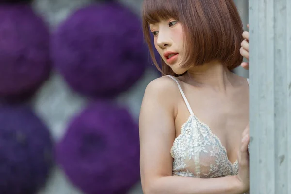 Retrato Una Joven Mujer Asiática Bastante Sexy Usando Bikini Jardín —  Fotos de Stock