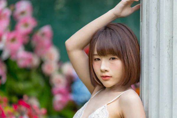 Porträtt Ung Ganska Sexig Asiatisk Kvinna Bikini Trädgården Sexig Tjej — Stockfoto