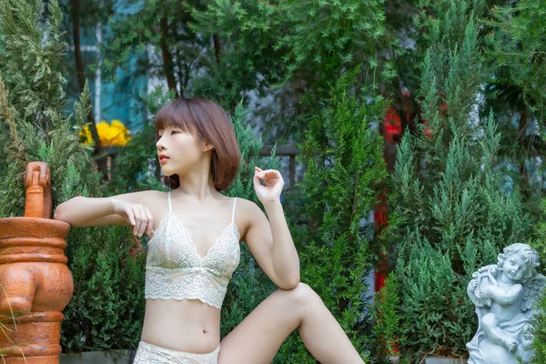 Portret Van Een Jonge Sexy Aziatische Vrouw Bikini Tuin Sexy — Stockfoto
