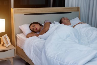 Genç bir kadının yatakta yatması, kocanızla kavga etmeniz çok üzücü..