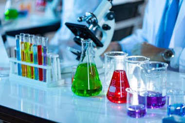 Laboratuvar Araştırması - Görüntü bilimadamı geçmişi araştırırken bilimsel cam eşyalar.