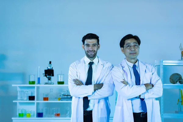 Científicos Laboratorio Trabajadores Médicos Trabajo Retrato Caucásico Asiático Laboratorio Científico —  Fotos de Stock