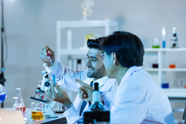 Team Research Scientists Analysing Test Trial New Generation Vaccine Data — Stock Photo, Image