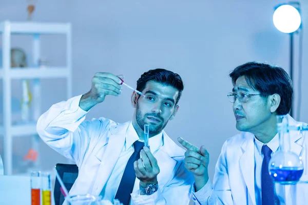 Forskargrupp Som Analyserar Nya Generationens Vaccindata Arbetar Ett Modernt Laboratorium — Stockfoto