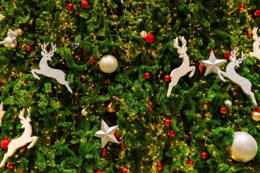 Noel ağacının Noel süslemesini kapat. Doku arka planında Noel topu.