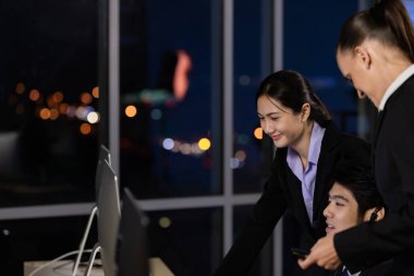 İşletme ekibi gece geç saatlere kadar çağrı merkezinde internet ve telefon desteği için çalışıyor. Gece iş konsepti.