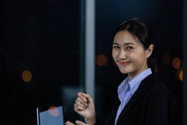 Ofisteki genç iş kadınının portresini yap ve fikirlerini paylaşmak için yapışkan notlar yaz. Modern yaratıcı iş iletişimi beyin fırtınası kavramı