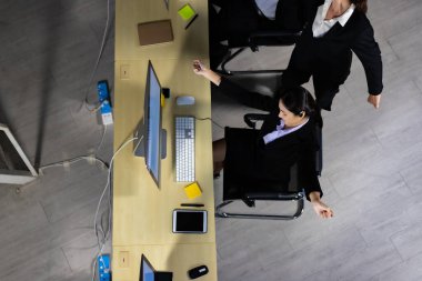 Gece geç saatlere kadar çağrı merkezinde çalıştıktan sonra iş ekibinin dinlenmesi..