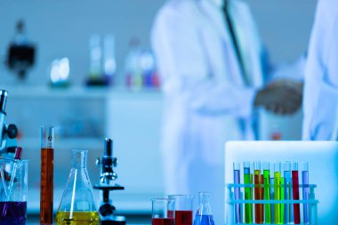 Laboratuvar Araştırması - Görüntü bilimadamı geçmişi araştırırken bilimsel cam eşyalar.