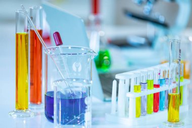 Laboratuvar Araştırması - Kimyasal Arkaplan için Bilimsel Camlar.