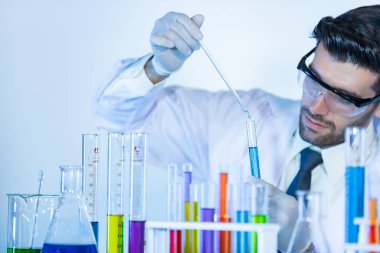 Araştırma bilim adamları test denemeleri için yeni nesil aşı verilerini inceliyor. Modern bir laboratuarda ve tıp merkezinde çalışıyorlar..