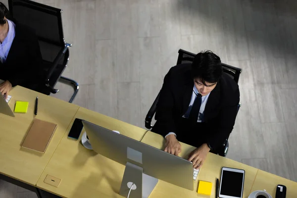 Businessman Wearing Headphone Headset Working Overtime Late Night Call Center — Zdjęcie stockowe