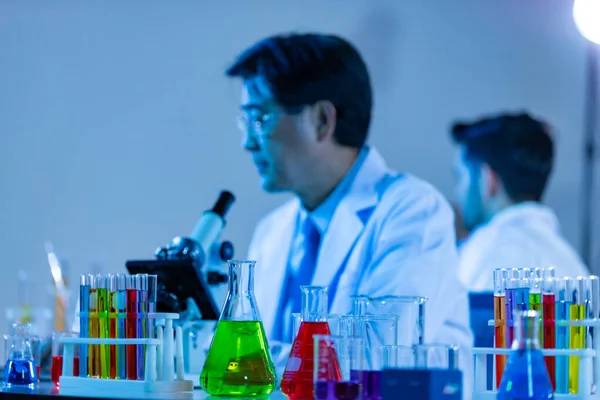 Laboratory Research Scientific Glassware Blur Scientist Researching Background — Stock Photo, Image