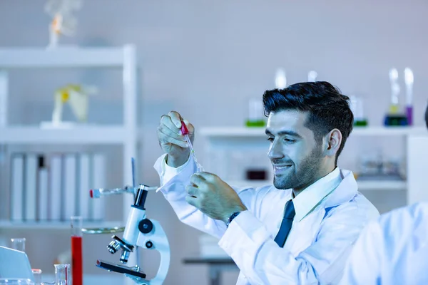Research Scientists Analysing Test Trial New Generation Vaccine Data Work — Stock Photo, Image