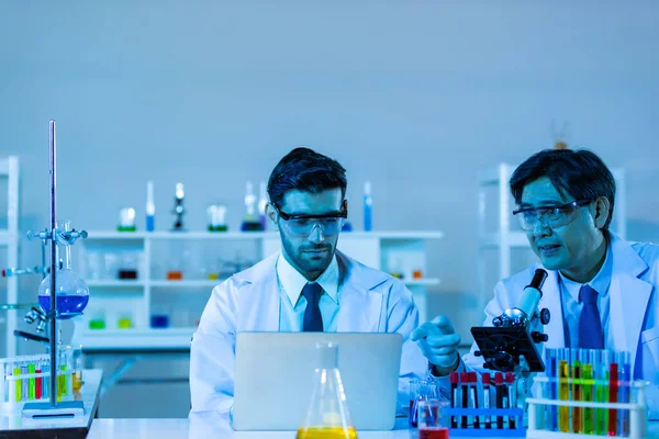 Team Research Scientists Analysing Test Trial New Generation Vaccine Data — Stock Photo, Image