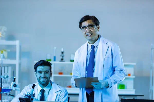 Team Research Scientists Analysing Test Trial New Generation Vaccine Data — Stock Photo, Image