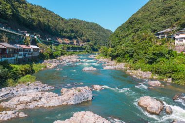 Kayaların arasına iki dağın üzerinden akan su