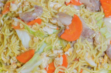 Kızarmış pirinç noodle.