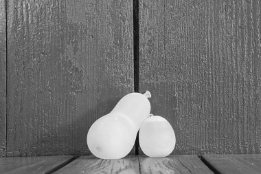 Kırmızı ahşap üzerine su balonları