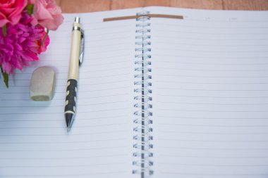 Boş yere sarf malzemeleri ve çiçek ile bir not defteri. C ile Üstten Görünüm