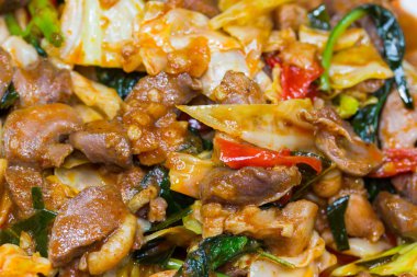 Fesleğen kızarmış tavuk bağırsaklar ile / Tay gıda.